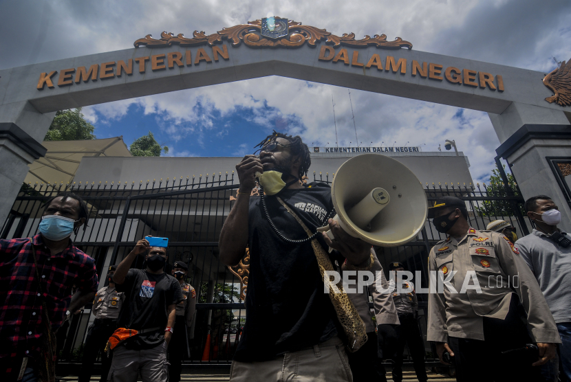 Sejumlah massa yang tergabung dalam organisasi Ikatan Mahasiswa Papua melaksanakan aksi di depan gedung Kementerian Dalam Negeri, Jakarta, Rabu (24/2). Aksi tersebut dilakukan untuk menuntut penolakan rencana perpanjangan otonomi khusus dan daerah otonomi baru di seluruh tanah Papua. Republika/Putra M. Akbar. (ilustrasi)