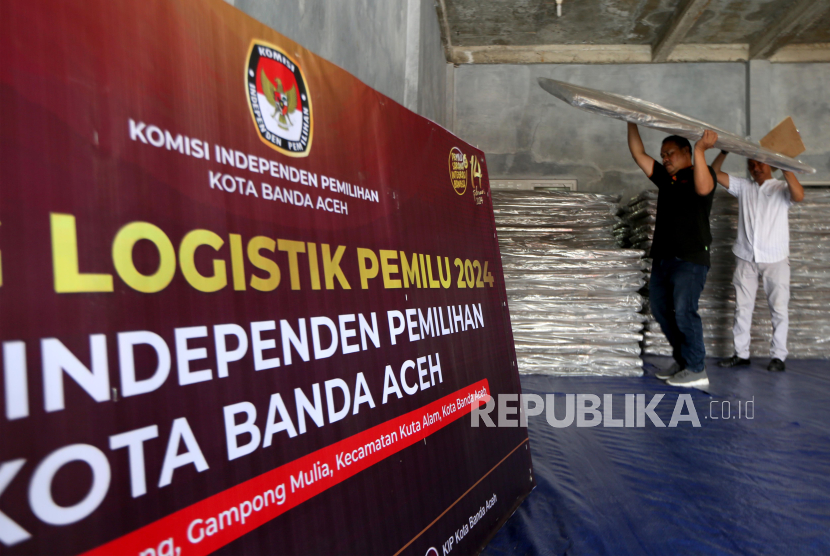 Petugas menata bilik pemungutan suara Pemilu 2024 di gudang logistik Komisi Independen Pemilihan (KIP) Kota Banda Aceh, Aceh, Jumat (13/10/2023). KIP Kota Banda Aceh menerima 2.472 lembar bilik pemungutan suara untuk kebutuhan perlengkapan 618 Tempat Pemungutan Suara (TPS) pada Pemilu serentak 2024 tanggal 14 Februari 2024. 