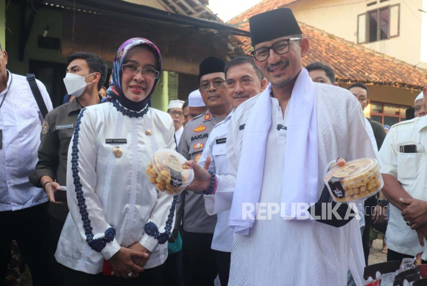 Menteri Pariwisata dan Ekonomi Kreatif, Sandiaga Salahudin Uno, saat mengunjungi Pondok Pesantren Nurul Huda Munjul Cirebon, Rabu (5/4/2023).