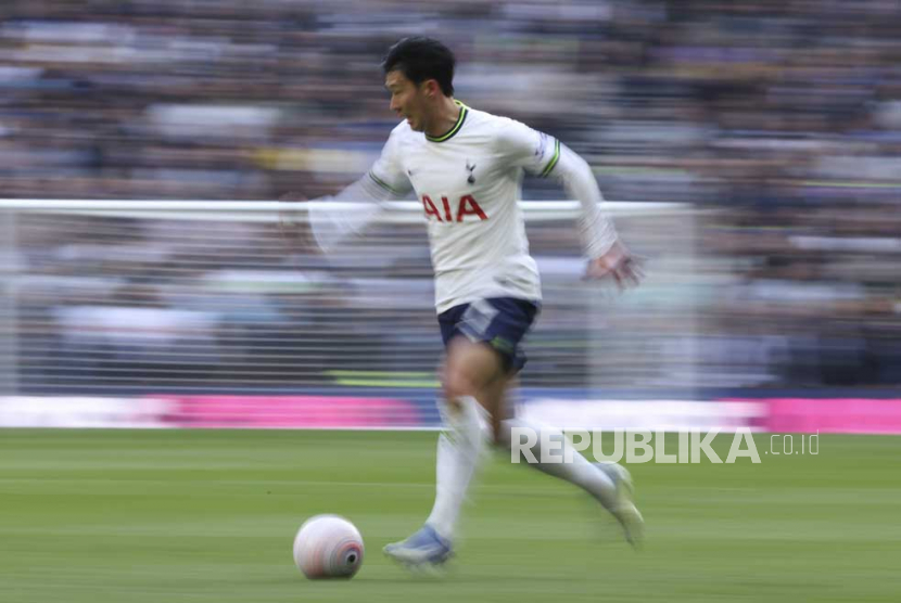Pemain Tottenham Son Heung-min berlari dengan bola pada pertandingan sepak bola Liga Premier Inggris antara Tottenham Hotspur dan Bournemouth di Stadion Tottenham Hotspur, di London, Inggris, Sabtu (15/4/2023). Kapten Tottenham Hotspur Hugo Lloris menyatakan bahwa Son Heung-min sebagai pemain terbesar Asia.