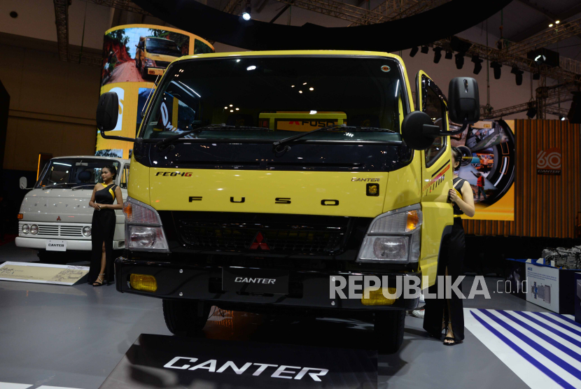 Truk Fuso Canter  dipajang saat pameran otomotif GIIAS 2023 di ICE, BSD, Tangerang, Kamis (10/8/2023). Mitsubishi Fuso hadir di GIIAS 2023 dengan tema Integrated Powerful solution yang tercermin dalam display tujuh unit truk unggulan, didominasi oleh varian Canter.