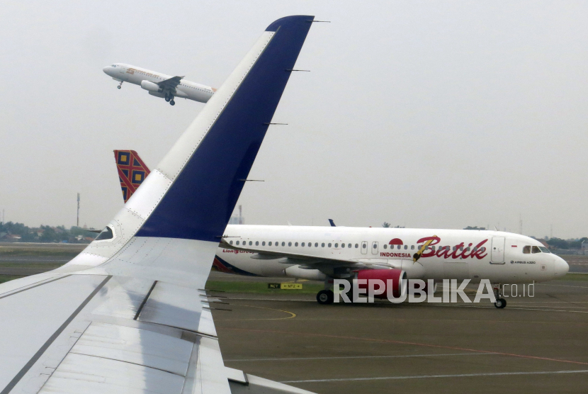 Pesawat tinggal landas di Bandara Soekarno Hatta, Tangerang, Banten, Senin (11/10/2021). Industri penerbangan global mengalami kerugian Rp2.867 trilliun akibat pandemi COVID-19,  Asosiasi Transportasi Udara Internasional (IATA) menyebut nilai kerugian itu melampaui hampir 9 tahun pendapatan kolektif industri. 