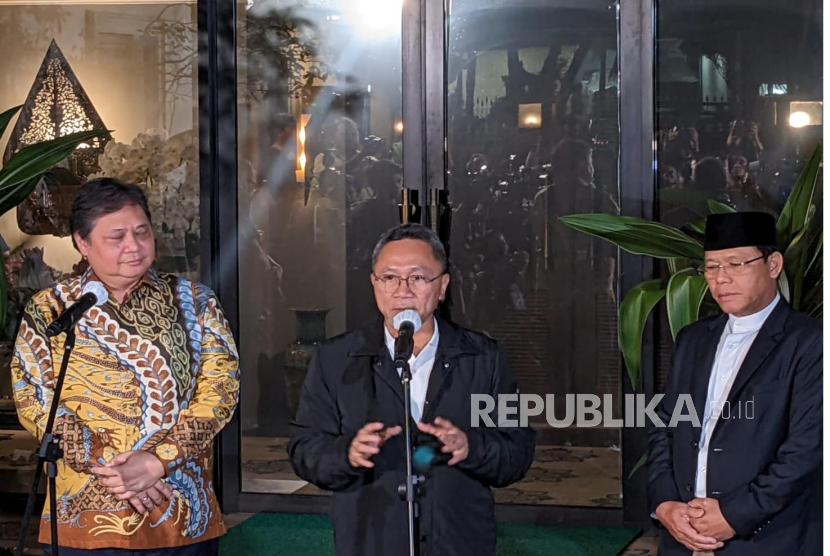 Ketua Umum Partai Golkar, PAN, dan PPP menegaskan bahwa Koalisi Indonesia Bersatu (KIB) tak bubar usai PPP mendeklarasikan Ganjar Pranowo sebagai capres, di kediaman Airlangga Hartarto, Jakarta, Kamis (27/4) malam.