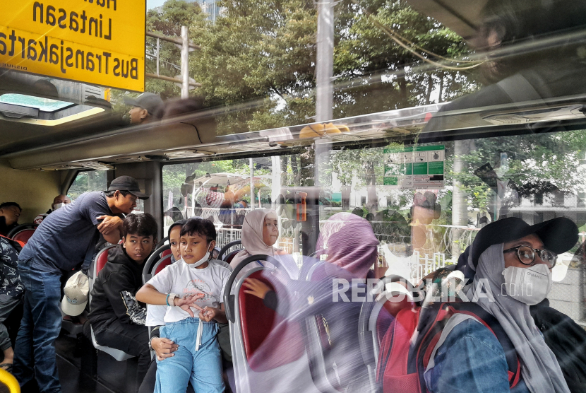 Warga menaiki bus tingkat mengelilingi kawasan Monumen Nasional-Bundaran Hotel Indonesia, Jakarta. Layanan bus wisata PT Transportasi Jakarta (Transjakarta) bertambah dengan kehadiran Monas Explorer
