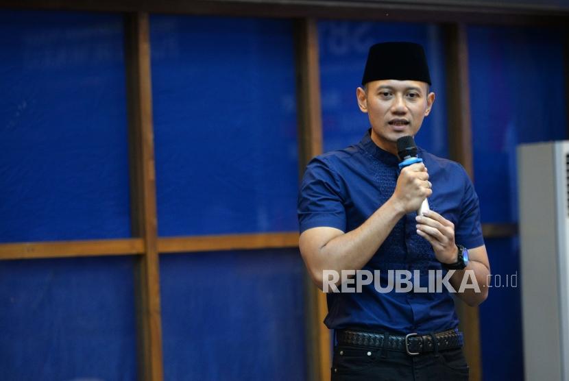 Doa Bersama Pilkada. Komdan Kogasma Partai Demokrat Agus Harimurti Yudhoyono memberikan sambutan sebelum doa bersama jelang Pilkada serentak di kantor DPP Demokrat, Jakarta, Selasa (26/5).
