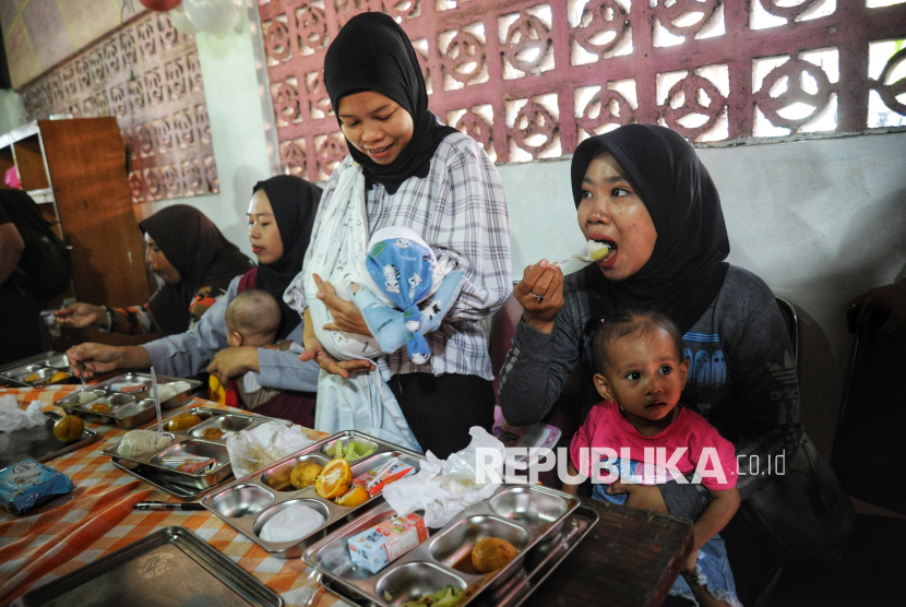 Ibu menyusui menyantap hidangan makan bergizi gratis (MBG) untuk balita, ibu hamil, dan ibu menyusui di Posyandu Dahlia, Ciracas, Jakarta, Jumat (10/1/2025). Pemerintah memulai program makan bergizi gratis untuk ibu hamil, ibu menyusui, hingga anak balita.  Progam MBG untuk balita, ibu hamil, dan ibu menyusui tersebut merupakan kelanjutan dari program MBG untuk pelajar yang telah dilaksanakan sejak Senin (6/1/2025) lalu. Adapun menu makanan untuk balita di lokasi tersebut hari ini yaitu nasi putih, telur, sayur labu, buah jeruk, dan susu. Program pemberian makan bergizi gratis ini diberikan untuk pemenuhan gizi ibu hamil, balita dan ibu menyusui terjaga. Selain itu juga mencegah stunting.