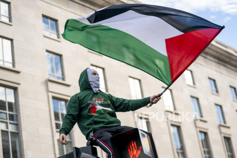 Ribuan aktivis dan pengunjuk rasa pro-Palestina berunjuk rasa di Freedom Plaza, menyerukan gencatan senjata dan kemerdekaan Palestina di Washington, DC, AS, Ahad (5/11/2023).