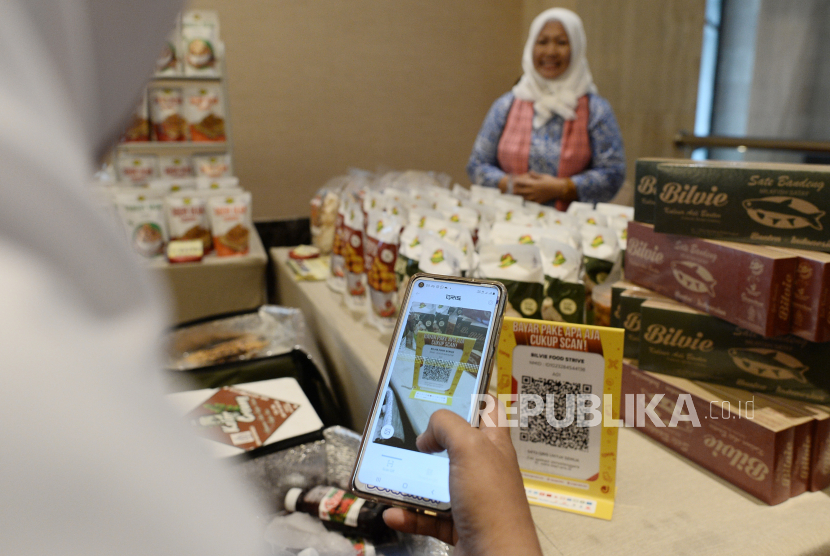 Pembeli menggunakan qris saat berbelanja di pameran produk UMKM  yang digelar di Jakarta, Kamis (31/8/2023). UMKM didorong tingkatkan keamanan siber.