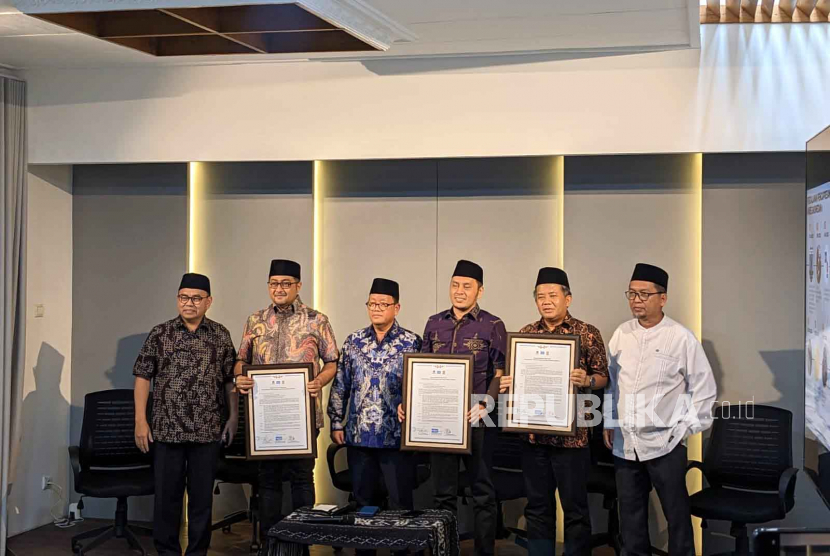 Partai Nasdem, Partai Demokrat, dan Partai Keadilan Sejahtera (PKS) resmi memegang piagam deklarasi Koalisi Perubahan untuk Persatuan di Sekretariat Koalisi Perubahan, Jakarta, Jumat (24/3).