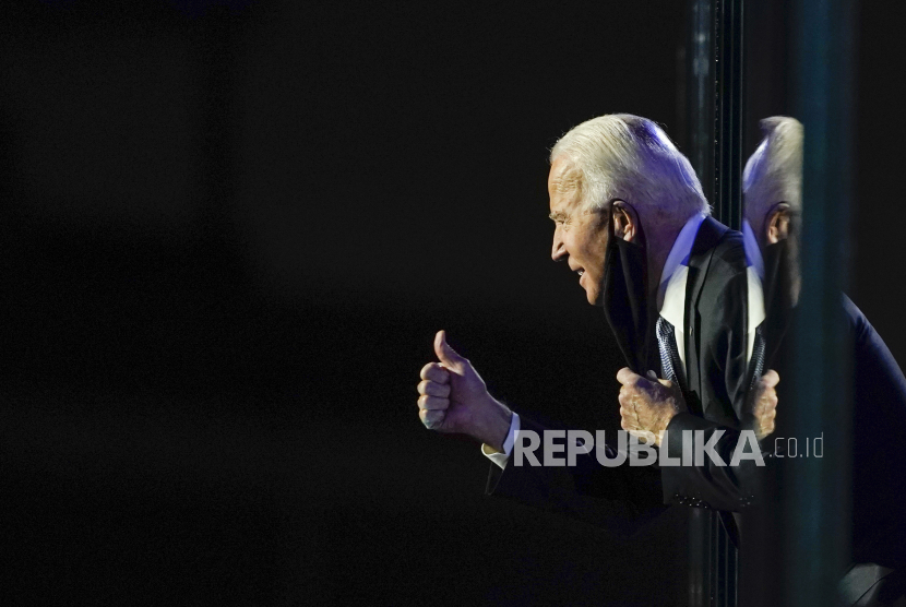 Presiden terpilih Joe Biden bereaksi di atas panggung dengan Jill Biden setelah berpidato, Sabtu, 7 November 2020, di Wilmington, Del. 