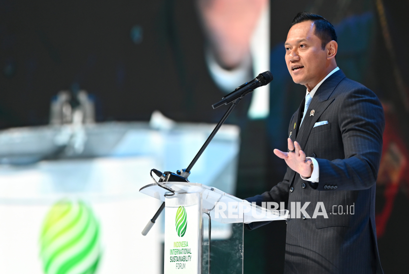 Menteri Koordinator Bidang Infrastruktur dan Pembangunan Kewilayahan Agus Harimurti Yudhoyono menyampaikan pidato dalam pembukaan Indonesia International Sustainability Forum (ISF) 2025 di Jakarta Convention Center (JCC) Senayan, Jakarta, Jumat (10/10/2025). Forum bertema Investing for a Resilient, Sustainable and Prosperous World itu menghadirkan sekitar 250 pembicara serta diikuti lebih dari 100 pebisnis dan filantropis untuk mendorong kolaborasi global dalam mempercepat transisi ekonomi berkelanjutan melalui investasi.