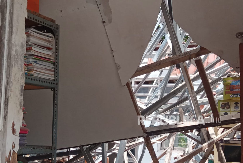 Atap dua ruang kelas SDN 2 Sidamukti, Kecamatan/Kabupaten Majalengka, ambruk, Senin (19/2/2024) sekitar pukul 10.00 WIB. Akibat kejadian tersebut, tiga orang terluka tertimpa reruntuhan atap. 