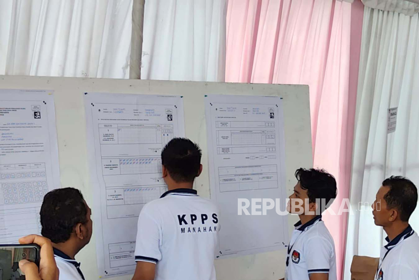 Penghitungan perolehan suara calon presiden-wakil presiden di TPS 034 Manahan, Kota Solo, Jawa Tengah, Rabu (14/2/2024).