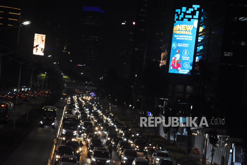 Sejumlah kendaraan terjebak kemacetan pada masa Pembatasan Sosial Berskala Besar (PSBB) transisi di kawasan Senayan, Jakarta. Kenaikan laju kasus positif Covid-19 di pekan keenam PSBB transisi, membuat Gubernur DKI Jakarta kembali memperpanjang PSBB transisi fase 1.