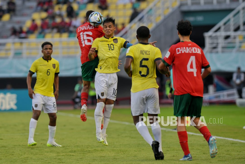 Pesepak bola Timnas Maroko Naoufel El Hannach (kiri) berebut bola diudara dengan pesepak bola Timnas Ekuador Michael Bermudez dalam pertandingan babak penyisihan grup A Piala Dunia U-17 2023 di Stadion Gelora Bung Tomo, Surabaya, Jawa Timur, Senin (13/11/2023).