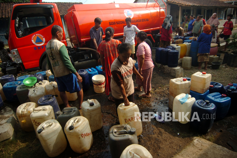 arga antre untuk mendapatkan jatah air bersih di Desa Tamansari, Kabupaten Tegal, Jawa Tengah, Rabu (14/6/2023). BMKG memprediksi musim kemarau tahun ini lebih panjang.