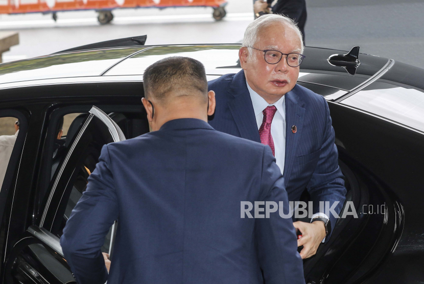  Mantan perdana menteri Malaysia Najib Razak (kanan) tiba di Kompleks Pengadilan Kuala Lumpur, di Kuala Lumpur, Malaysia, 10 November 2021. Najib Razak tiba di pengadilan untuk menghadapi dakwaan terkait dengan perusahaan milik negara 1Malaysia Development Berhad (1MDB). Najib Razak Kecewa MIT akan Dirikan Kampus di Indonesia