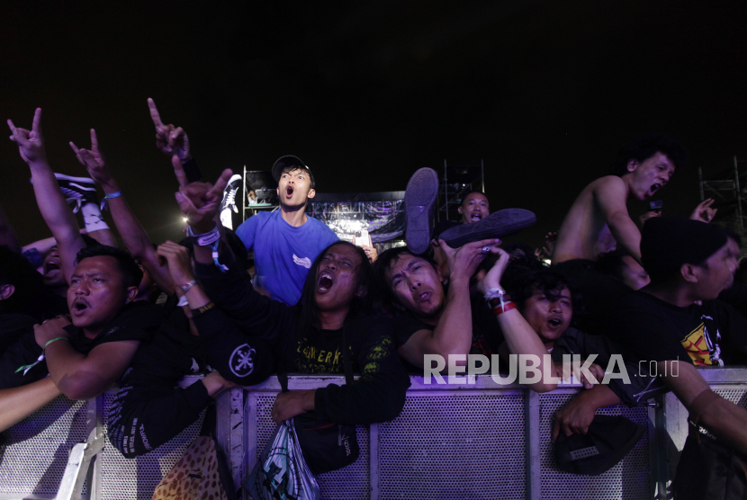 Penggemar musik metal menyaksikan penampilan band metal Burgerkill pada gelaran Hammersonic 2023 di Pantai Karnaval Ancol, Jakarta Utara, Sabtu (18/3/2023) malam. Penampilan Burgerkill sukses memuaskan penggemarnya dengan membawakan sejumlah lagu seperti Penjara Batin, Shadow of Sorrow serta Roar of Chaos.
