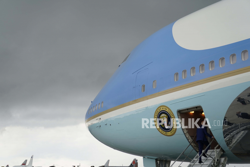 Presiden AS Joe Biden menaiki Air Force One saat berangkat dari Bandara Internasional Ngurah Rai, Rabu, 16 November 2022, di Bali, Indonesia. Biden kembali ke Washington setelah menghadiri pertemuan puncak G20 di Nusa Dua.