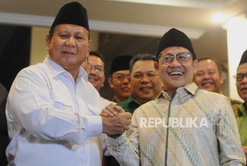 Ketua Umum Partai Gerindra Prabowo Subianto (kiri) bersama Ketua Umum Partai Kebangkitan Bangsa Muhaimin Iskandar bersalaman setelah melaksanakan pertemuan di Jakarta, Jumat (28/4/2023). Pertemuan tersebut sebagai ajang silaturahim antar kedua partai sekaligus membahas pematanganan Koalisi Kebangkitan Indonesia Raya.