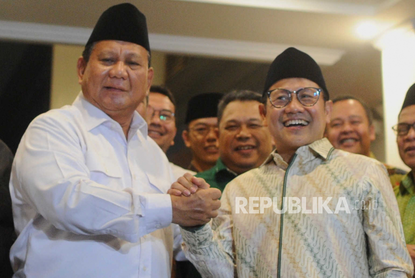 Ketua Umum Partai Gerindra Prabowo Subianto (kiri) bersama Ketua Umum Partai Kebangkitan Bangsa Muhaimin Iskandar 