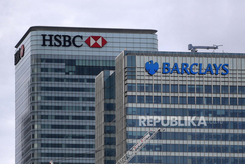  HSBC dan Barclays di distrik keuangan London Canary Wharf, di London, Inggris, Kamis (16/3/2023). Kekhawatiran berkembang akan krisis perbankan global baru menyusul kerugian yang diderita oleh Credit Suisse dan runtuhnya bank AS SVB (Silicon Valley Bank). Sementara itu ECB (Bank Sentral Eropa) telah meningkatkan suku bunga zona euro sebesar 0,5 persen dan telah menyatakan akan menanggapi gejolak pasar lebih lanjut.