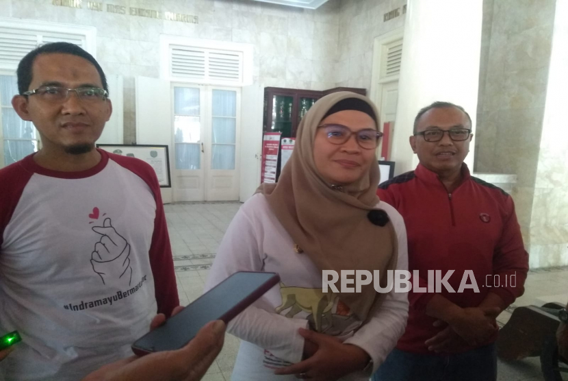 Bupati Indramayu, Nina Agustina, memberikan tanggapannya terhadap pengunduran diri Wakil Bupati Indramayu, di Pendopo Indramayu, Selasa (14/2023). 