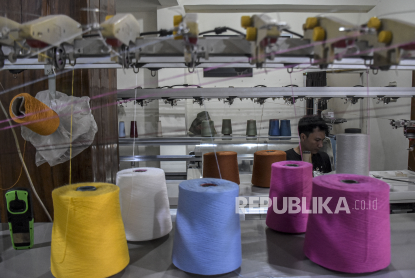Pekerja menyelesaikan produksi pakaian rajut di salah satu industri rumahan di Sentra Rajut Binong Jati, Binong, Kota Bandung, Senin (14/11/2022). Kepala Badan Pusat Statistik (BPS) Margo Yuwono menyatakan, terjadi penurunan pada jumlah tenaga kerja di industri tekstil pada periode Agustus 2021 hingga Agustus 2022 sebesar 1,13 juta menjadi 1,08 juta atau turun sekitar 50.000 orang. Republika/Abdan Syakura
