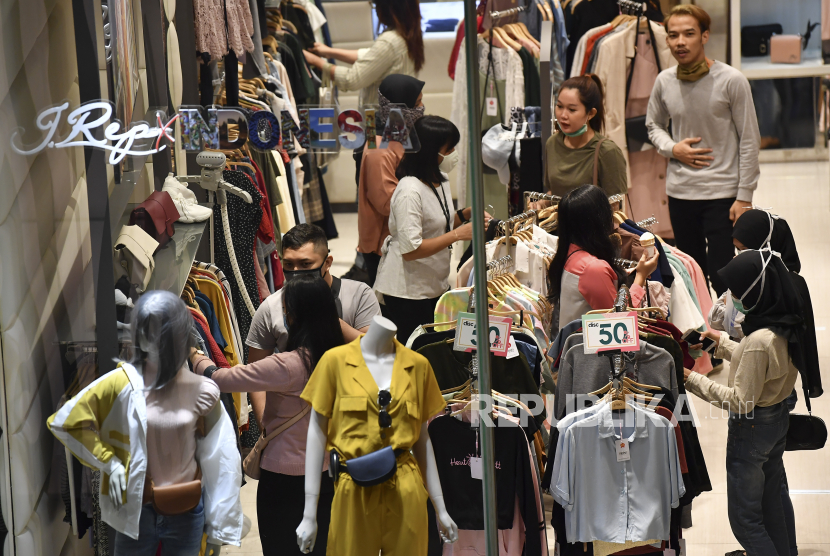 Sejumlah pengunjung memilih pakaian yang dijual di salah satu mal di Cirebon, Jawa Barat. Kota Cirebon menjadi tujuan bagi jutaan pendatang dari luar daerah. Ilustrasi.