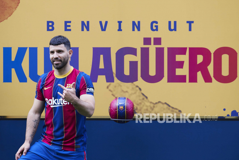 Striker Argentina Sergio Kun Aguero saat berpose untuk fotografer selama presentasinya sebagai pemain baru FC Barcelona di Stadion Camp Nou di Barcelona, Spanyol, 31 Mei 2021.