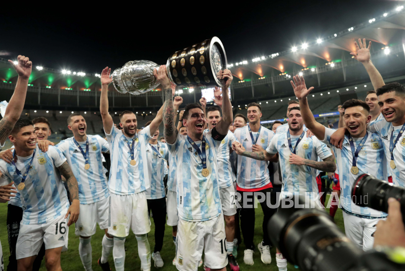 Kapten timnas Argentina Lionel Messi melakukan selebrasi dengan mengangkat trofi juara Copa America 2021.