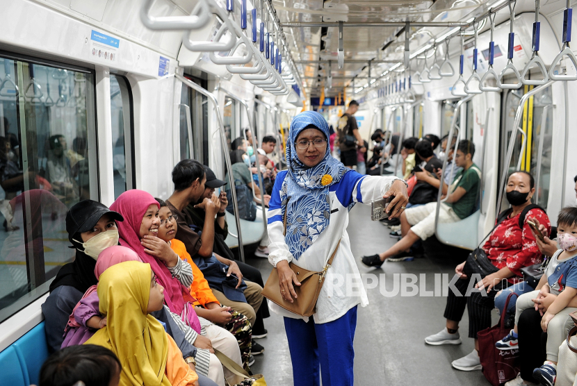 Penumpang menaiki kereta MRT di Stasiun Bundaran HI, Jakarta.