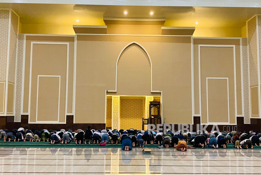 Suasana sholat tarawih perdana di Masjid Agung Kota Bogor, Rabu (22/3/2023). Masjid Agung Kota Bogor telah melalui berbagai pembangunan sejak 2016, dan baru diresmikan pada awal 2023.