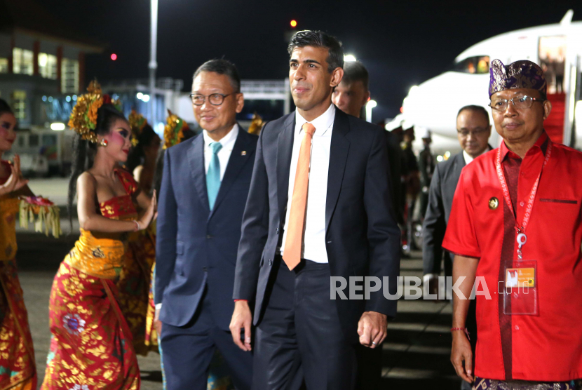 Perdana Menteri Inggris Rishi Sunak (tengah) tiba di Bandara Internasional Ngurah Rai menjelang KTT G20 di Bali, Indonesia, 14 November 2022. KTT Kepala Negara dan Pemerintahan Kelompok Dua Puluh (G20) ke-17 akan diadakan di Bali dari tanggal 15 hingga 16 November 2022.