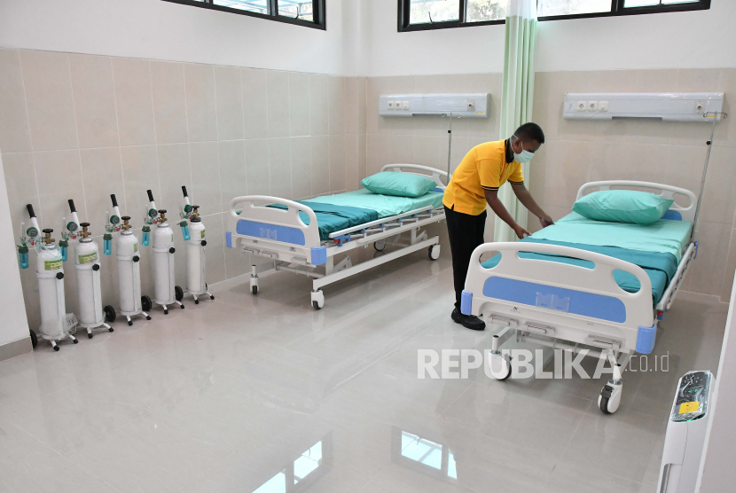 Petugas merapikan tempat tidur untuk ruang perawatan pasien COVID-19 di RSUD (Rumah Sakit Umum Daerah) tipe D Teluk Pucung, Bekasi, Jawa Barat, Rabu (3/2/2021). Pemerintah setempat mempersiapkan ruang tambahan di RSUD tipe D untuk ruang perawatan 100 pasien positif COVID-19. 