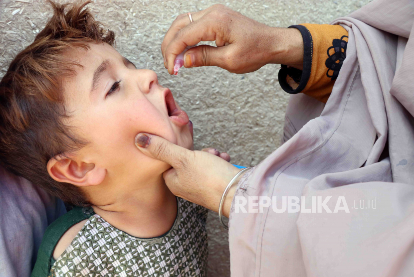  Petugas kesehatan Afghanistan melakukan vaksinasi polio kepada anak-anak di Kandahar, Afghanistan.