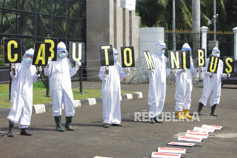 Aktivis Walhi Indonesia saat melakukan aksi damai  di depan Gedung MPR/DPR, Jakarta, Kamis (9/7/2020). Dalam aksinya mereka menolak  RUU Omnibus Law Cipta Lapangan kerja. 