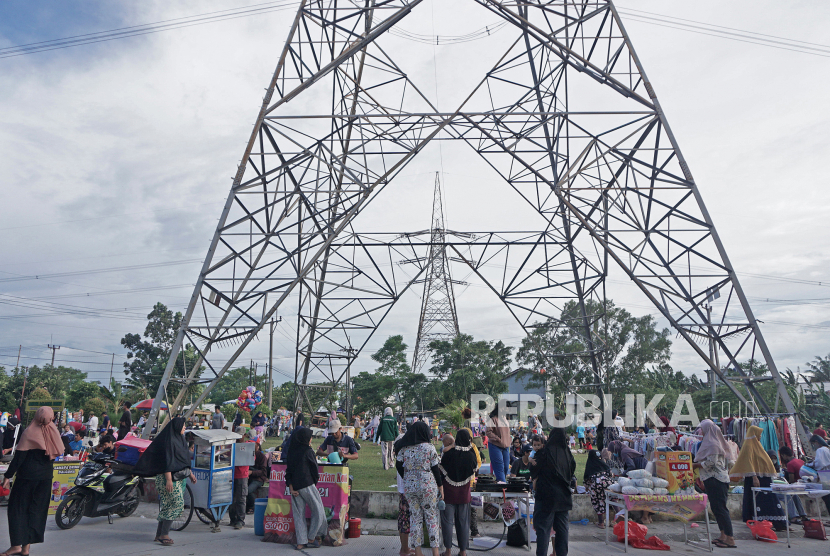 Warga beraktivitas di Bawah Menara Sutet (ilustrasi). PT PLN (Persero) bakal segera membangun proyek Saluran Udara Tegangan Tinggi atau Sutet 150 kiloVolt (kV) Kariangau untuk menyuplai listrik di kawasan Ibu Kota Negara (IKN) Nusantara.