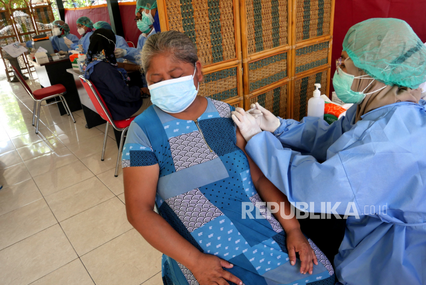 Warga mengikuti vaksinasi massal Covid-19 di Joglo Parangtritis, Bantul, Yogyakarta, Rabu (30/6). Kegiatan vaksinasi ini merupakan bagian dari serbu vaksinasi Covid-19 Indonesia. Sebanyak 969 warga menjadi sasaran vaksinasi pada hari pertama ini.