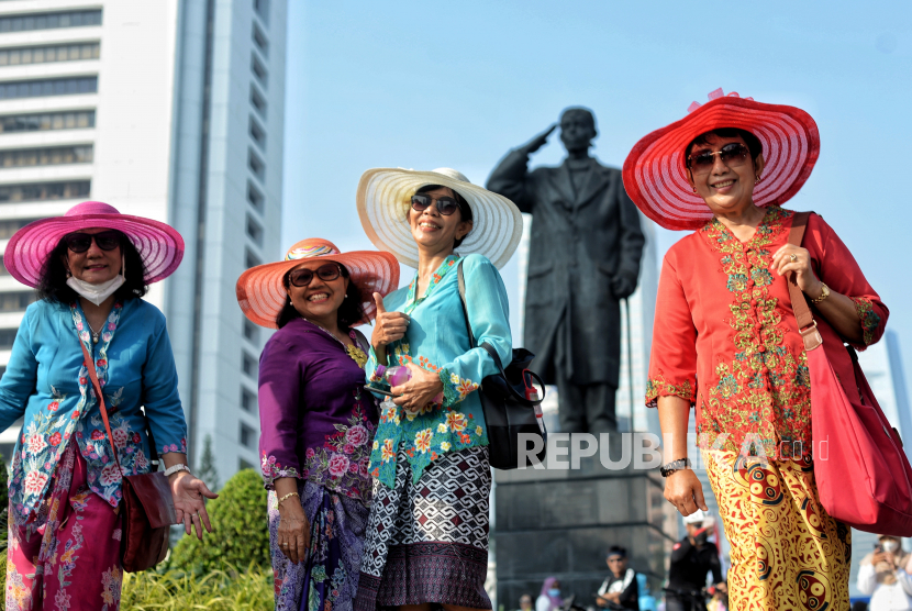Sejumlah peserta perempuan berkebaya Indonesia melakukan gerak jalan mengenakan busana kebaya saat Hari Bebas Kendaraan Bermotor (HBKB) di Jakarta, Ahad (19/6/2022). Peserta kampanye 