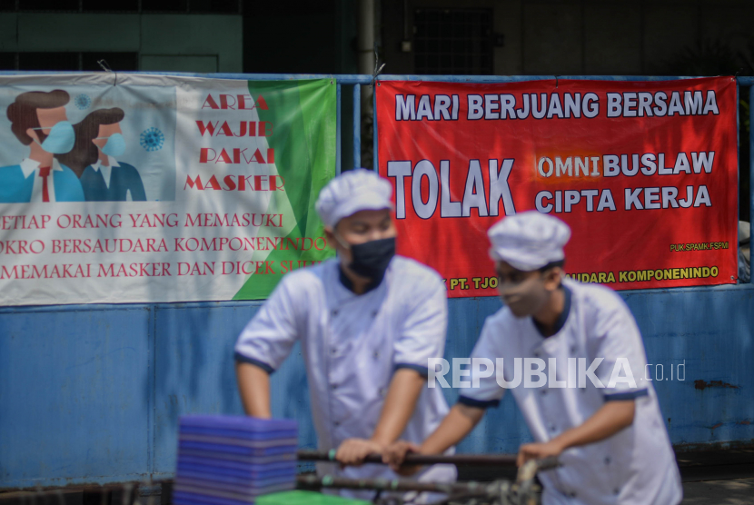 Pekerja beraktivitas di kawasan Industri Pulogadung, Jakarta, Selasa (6/10). Sejumlah serikat buruh melakukan aksi mogok kerja nasional yang berlangsung tanggal 6-8 Oktober 2020 sebagai bentuk penolakan terhadap pengesahan omnibus law RUU Cipta Kerja yang dinilai akan berdampak pada lingkungan dan pekerja. Republika/Thoudy Badai