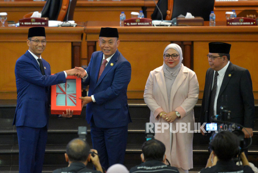 Penjabat (Pj) Gubernur DKI Jakarta Heru Budi Hartono menerima dokumen dari Ketua DPRD DKI Jakarta, Prasetyo Edi Marsudi saat rapat paripurna di gedung DPRD DKI, Jakarta Pusat, Senin (17/10/2022). 