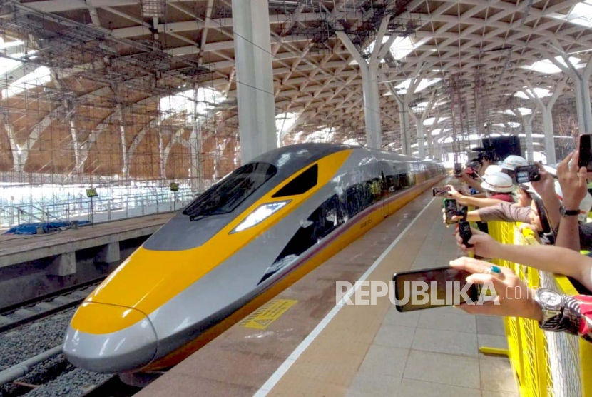 PT Kereta Cepat Indonesia China (KCIC) melakukan uji coba operasional Kereta Cepat Jakarta Bandung (KCJB) dengan kecepatan 350 km per jam, Kamis (22/6/2023). 