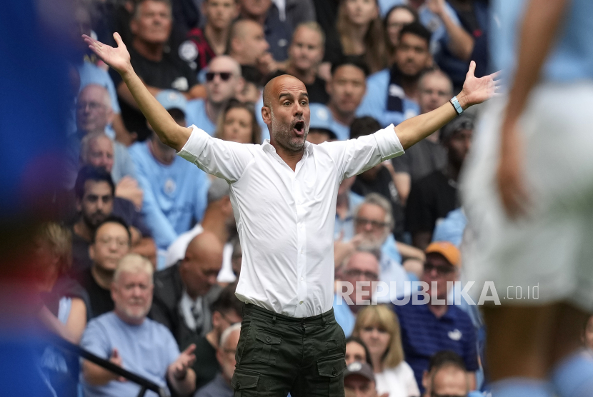 Josep Guardiola, manajer Manchester City, bereaksi selama pertandingan sepak bola Liga Premier Inggris antara Manchester City dan Crystal Palace di Manchester, Inggris, 27 Agustus 2022.