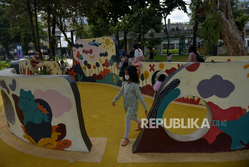 Anak-anak bermain di Taman Literasi Martha Christina Tiahahu, Blok M, Jakarta, Selasa (27/12/2022). Kecacingan masih menjadi masalah di beberapa wilayah Indonesia.