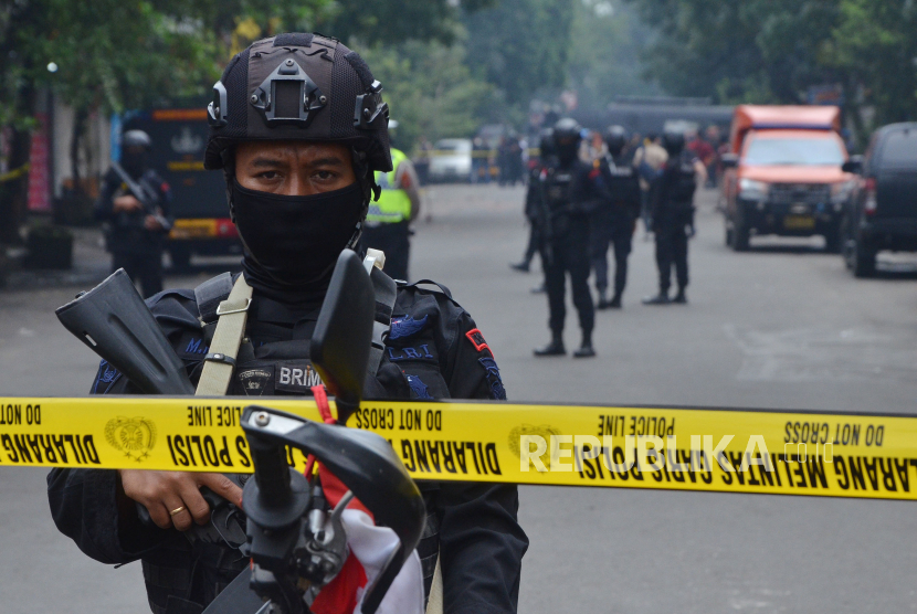 Petugas dari Brimob melakukan penjagaan di kawasan TKP bom bunuh diri di Markas Polsek Astanaanyar, Kota Bandung, Rabu (7/12/2022). Dalam peristiwa itu ada 11 orang yang menjadi korban. 10 orang merupakan anggota polisi dan satu orang warga sipil yang sedang melintas di sekitar lokasi kejadian. Sedangkan pelaku bom bunuh diri dipastikan tewas di lokasi.