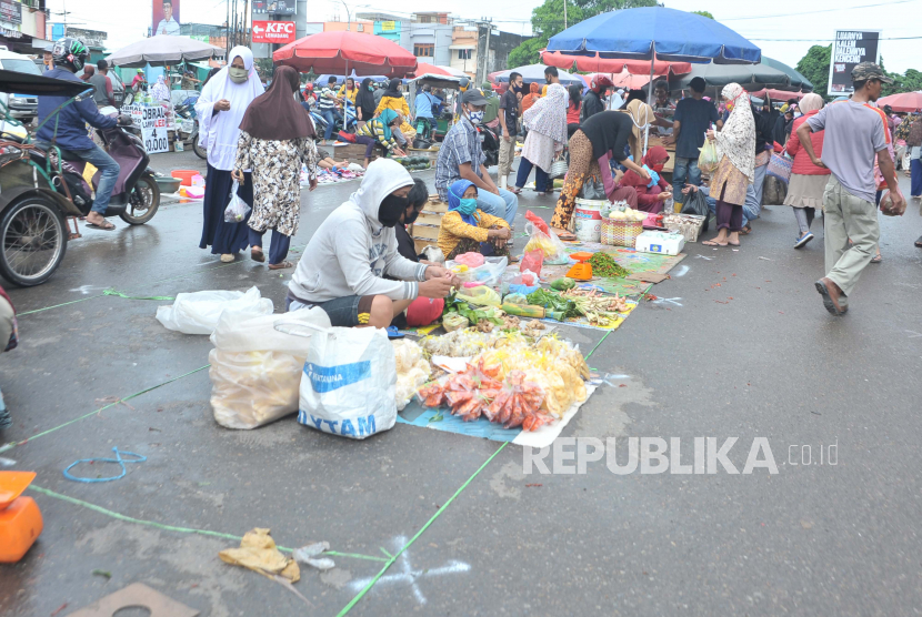 Suasana di lapak relokasi Pasar Tradisional Lemabang Palembang, Sumsel, Selasa (5/5/2020). Pasar Tradisional Lemabang yang mulai menerapkan jaga jarak dengan menyediakan lapak relokasi ini terkendala kurangnya lapak bagi pedagang dan padatnya pembeli