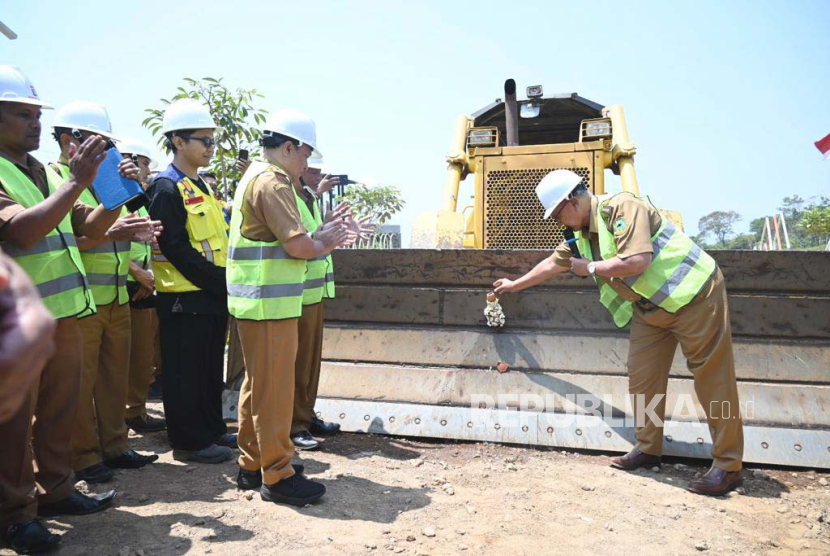 Groundbreaking tanda dimulainya pembangunan ruas jalan Cigugur-Cisantana di Kabupaten Kuningan, Jawa Barat, Selasa (5/9/2023). 