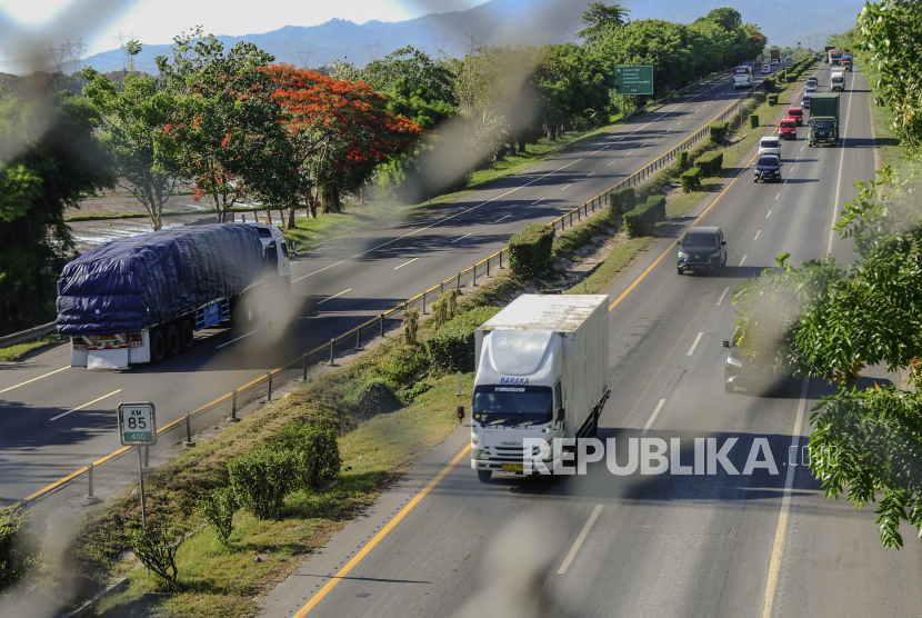 Sejumlah kendaraan melintas di ruas jalan Tol Tangerang-Merak, Kota Cilegon, Banten, Rabu (20/12/202). 