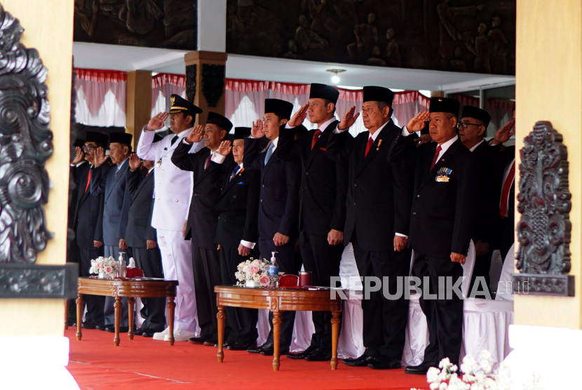 Presiden ke-6 RI Susilo Bambang Yudhoyono (kedua kanan) mengambil posisi hormat bendera saat pengibaran Sang Merah Putih perayaan HUT ke-78 RI di pendopo Kabupaten Pacitan, Pacitan , Jawa Timur, Kamis (17/8/2023). Bersama kedua putranya Agus Harimurti Yudhoyono (ketiga kanan) dan Edhie Baskoro Yudhoyono (keempat kanan), SBY memilih hadir memperingati detik-detik proklamasi kemerdekaan di Pacitan karena bersamaan dengan agenda peresmian Museum dan Galeri SBY*ANI di jalan lingkar Kota Pacitan. 